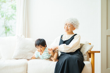 リビングで戯れ合う孫と祖母