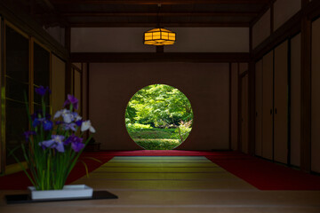 明月院の本堂　悟りの窓