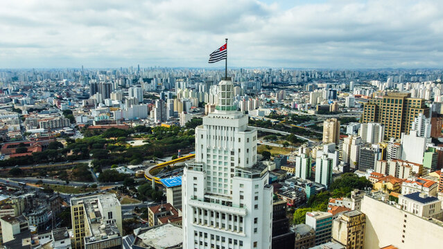 Topo do pr&eacute;dio do banespa altino arantes farol santander no centro da cidade de s&atilde;o paulo, sp, brasil