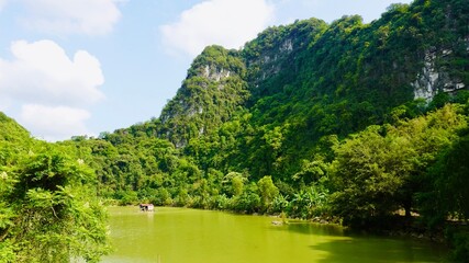 Obraz premium Die sog. Trockene Halong Bucht bei Ninh Binh in Vietnam