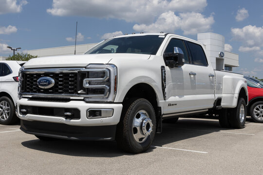 Ford F-350 DRW 4X4 Crew Cab Super Duty display. Ford offers the F350 with a 6.7L Power Stroke V8 Diesel engine. MY:2024