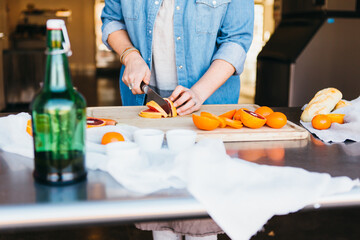 slicing oranges