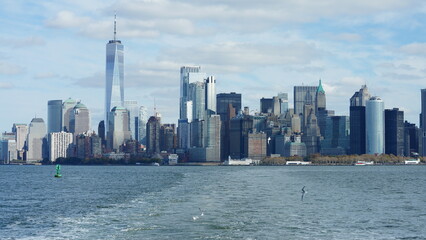 Obraz premium The New York manhattan view from the ferry boat in the sunny day