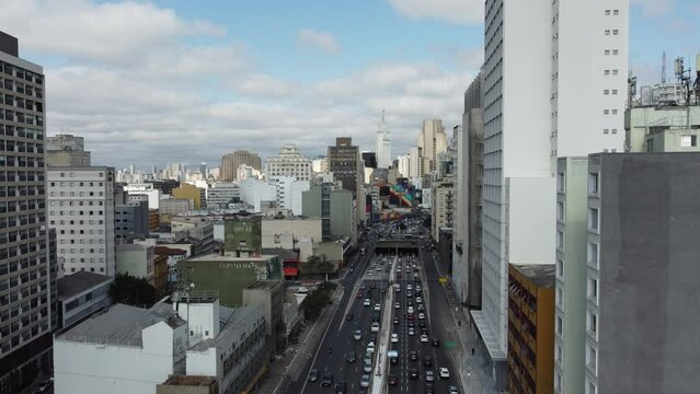 Vis&atilde;o a&eacute;rea da avenida prestes maia pr&oacute;ximo a esta&ccedil;&atilde;o de trem da luz na cidade de s&atilde;o paulo, sp, brasil