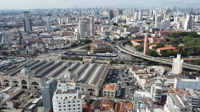 Vis&atilde;o a&eacute;rea do mercad&atilde;o de frutas na cidade de s&atilde;o paulo, sp, brasil