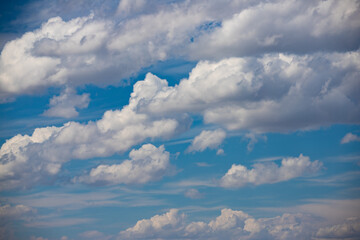 Роскошные облака на летнем небе.