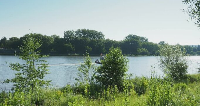 Navigation sur l'Allier depuis les Belles Rives am&eacute;nag&eacute;es et v&eacute;g&eacute;talis&eacute;es du parc du Pont d'Allier avec vue sur le Parc Kennedy et l'All&eacute;e des Justes &agrave; Vichy 