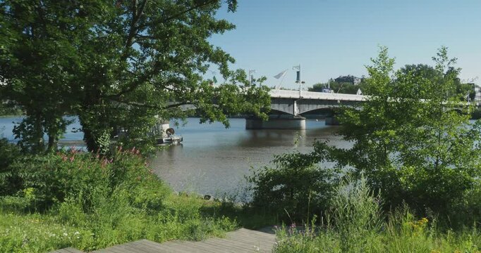 Parc du pont d'Allier entre le Pont Jacques Chirac au Sud -Ouest de Vichy et les magnifiques rives v&eacute;g&eacute;talis&eacute;es au bord de la rivi&egrave;re 
