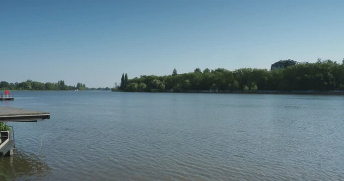 Le lac d'Allier entre le Pont de Bellerive et le Pont-barrage de l'Europe. A Gauche les berges de Bellerive-sur-Allier et &agrave; droite la cit&eacute; des Ailes et les parcs de Vichy

