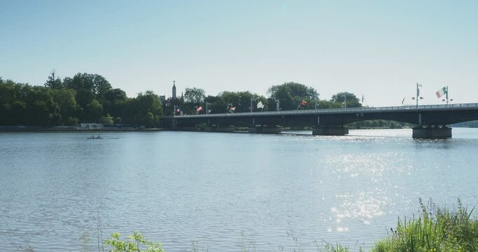 Avirons et rameurs sur le bassin du lac d'Allier en aval du pont Jacques Chirac entre Bellerive sur Allier et Vichy