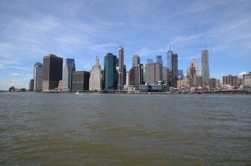 Obraz premium EAST RIVER ET GRATTES CIEL DE MANHATTAN