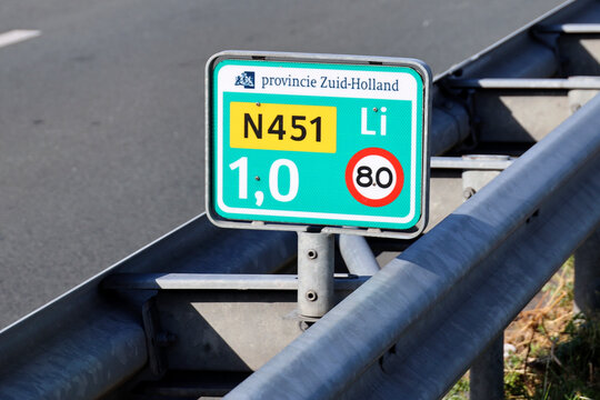 Hectometer pole of the Waddinxveen parallel structure along the a12 with road number n451