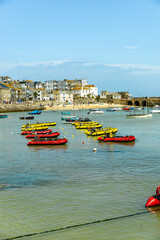 Ein entspannter Strandtag vor der Bucht von St Ives im wunderschönen Cornwall - Vereinigtes Königreich