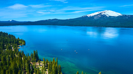 Naklejka premium Aerial View of Serene Mountain Lake and Forest with Boats