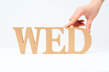 「WED」と並べられたアルファベットの木製ブロック