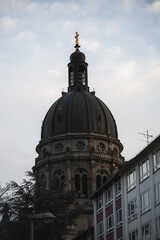 Obraz premium Historische Kirche mit Kuppel in der Abenddämmerung
