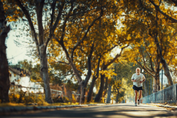 Obraz premium Senior man going for a run