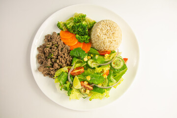 Wholesome ground beef, paired with steamed broccoli, carrots, brown rice, and a refreshing mixed green salad.
