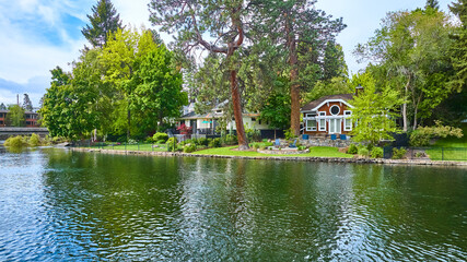 Fototapeta premium Aerial View of Serene Lakeside Homes in Oregon
