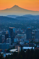 Obraz premium Golden Hour Portland Skyline with Mount Hood from High Vantage Point
