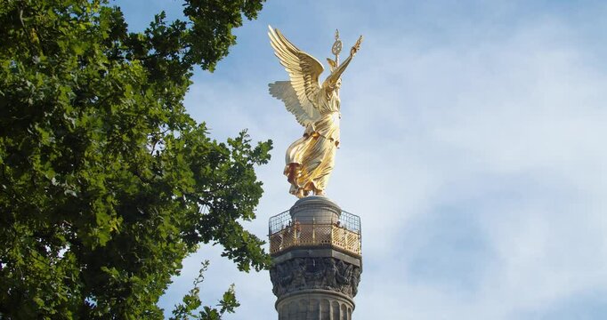 Die Siegess&auml;ule auf dem Gro&szlig;en Stern im Gro&szlig;en Tiergarten. Berlin.