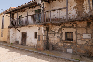 Ein typischer kleines Dorf in Spanien mit wenigen Einwohnern La Calzada de Béjar in der Sierra de Béjar, Castilla y Leon liegt an dem Pilgerweg Via de La Plata