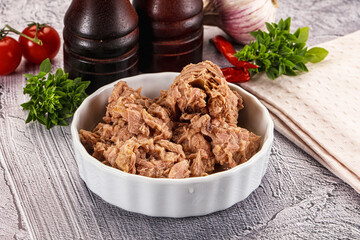 Canned tuna preserve for salad