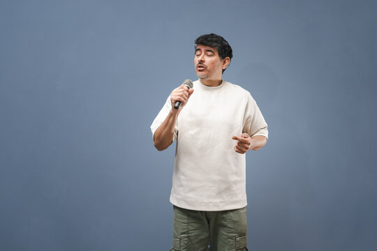 Actor relatando apaciblemente con los ojos cerrados. Sensaci&oacute;n de calma y serenidad.