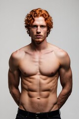 Jeune homme séduisant torse nu plein de charisme 