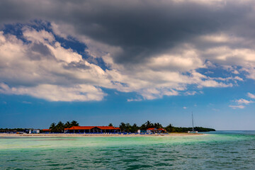 Letni krajobraz morski. Lazurowa woda Oceanu Atlantyckiego i niebieski kolor nieba. Tropikalna wyspa na Morzu Karaibskim. Egzotyczne wakacje i rejs katamaranem, dzika natura, tapeta, tło © anettastar