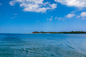 Letni krajobraz morski. Lazurowa woda Oceanu Atlantyckiego i niebieski kolor nieba. Tropikalna wyspa na Morzu Karaibskim. Egzotyczne wakacje i rejs katamaranem, dzika natura, tapeta, tło © anettastar