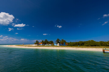 Egzotyczna plaża z leżakami i tropikalną palmą. Wakacyjny morski krajobraz nad Oceanem Atlantyckim. Letni relaks i wypoczynek na egzotycznej wyspie. Wakacje na Kubie, egzotyczny widok, tapeta © anettastar