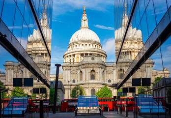 Naklejka premium St. Paul's cathedral reflected in glass walls of One New Change store, London, UK