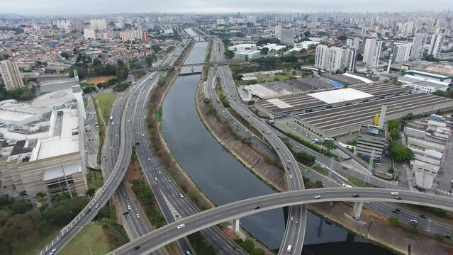 Access loop to the Bandeirantes Highway - S&atilde;o Paulo, Brazil