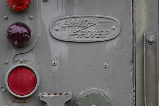 Land Rover Emblem am Heck eines Oldtimers, altes Logo