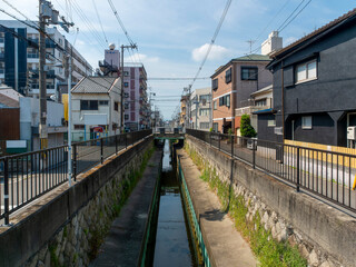 水路沿いに広がる大阪の街並み