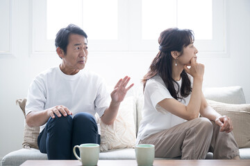 夫婦喧嘩で怒る妻に謝る夫　どうかんがえても許してもらえなそうな感じ…浮気か車か借金か…