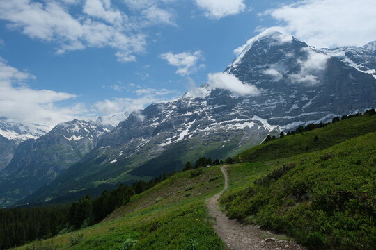 スイスアルプスの絶景トレイル。アイガーとグリンデルワルト(Grindelwald)
Amazing trekking area in Grindelwald, Switzerland. Panoramic view of Eiger, Around Grindelwald