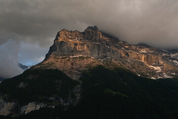 スイスアルプスの絶景トレイル。夕焼けのアイガー
Amazing trekking area in Swiss Alps, Switzerland.Eiger, Fantastic sunset Panorama.