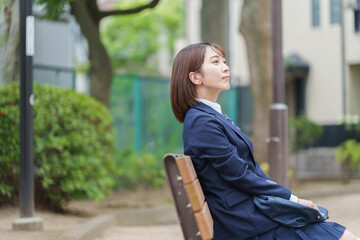 公園で考える女子高校生