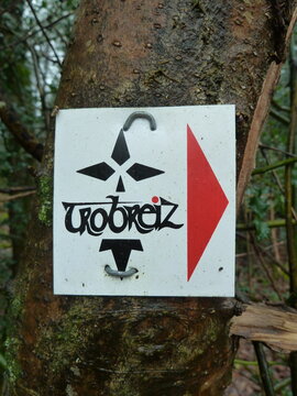 Panneau indicatif du Tro Breiz sur un chemin de randonn&eacute;e en Bretagne