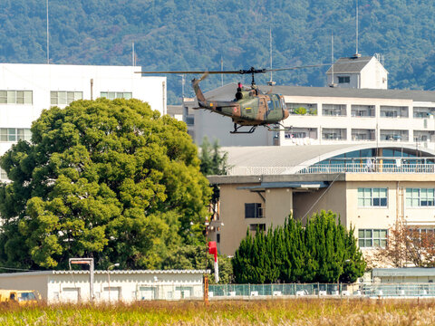 八尾駐屯地を飛行するUH-1J多用途ヘリコプター