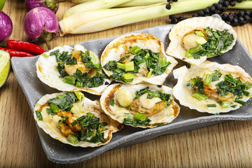 Grilled scallops with green onion