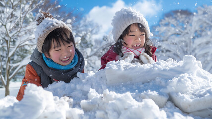 庭で雪遊びをする子供たち