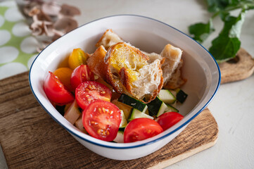 器に入れたガスパチョの材料