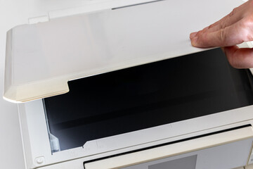 プリンタのスキャナーのカバーを開ける