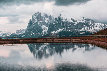 Wasserspeicher am Seiser Alm in den Dolomiten in Südtirol, Italien.