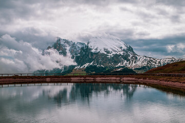 Wasserspeicher am Seiser Alm in den Dolomiten in Südtirol, Italien.