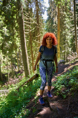 Naklejka premium Woman hiker with backpack in the mountains