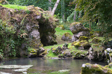Rochers aux bords de l'eau